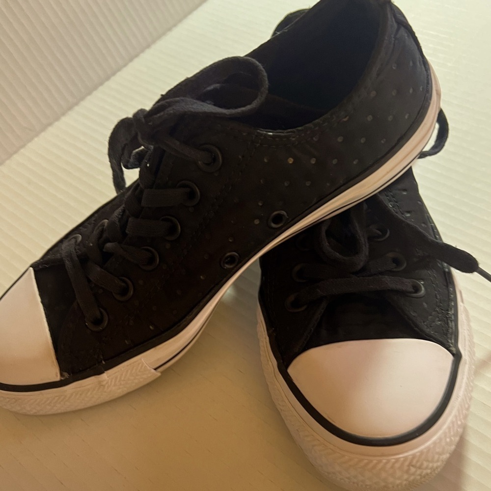 CONVERSE ALL STAR WOMEN’S SIZE 7. BLACK ON BLACK POLKADOT PATTERN